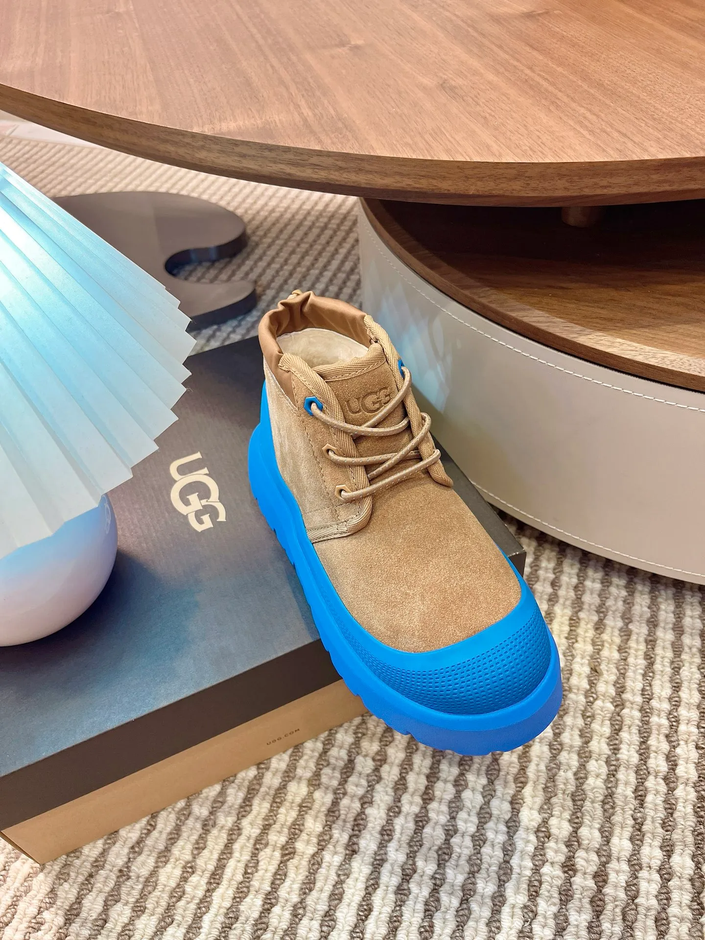 【UGG】 P: 560💰 Couple shoes Size: Women’s size 35-40 / Men’s size 40-44 UGG Tasman Weather Hybrid slip-on snow boots👢 Wang Yibo's same style 👏 adds a large orange sole to the classic Tasman shoe style, functional color contrast design, environmentally friendly waterproof and snowproof material, which has both fashionable and functional attributes. At the same time, it is paired with the new UGG furry shoes Keen's furry color-blocking jacket. Bright orange and maroon collide to create a new light outdoor style and open up a new travel experience in early autumn! Using the best materials, the 17mm fur integrated surface is warmer and breathable, and the outsole is upgraded to a lightweight and wear-resistant light wing technology outsole!